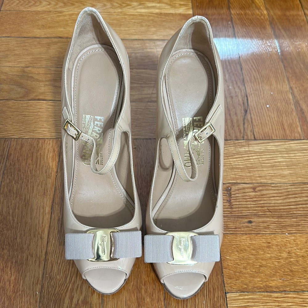 Pre owned Salvatore Ferragamo nude patent leather peep toe pumps size 8